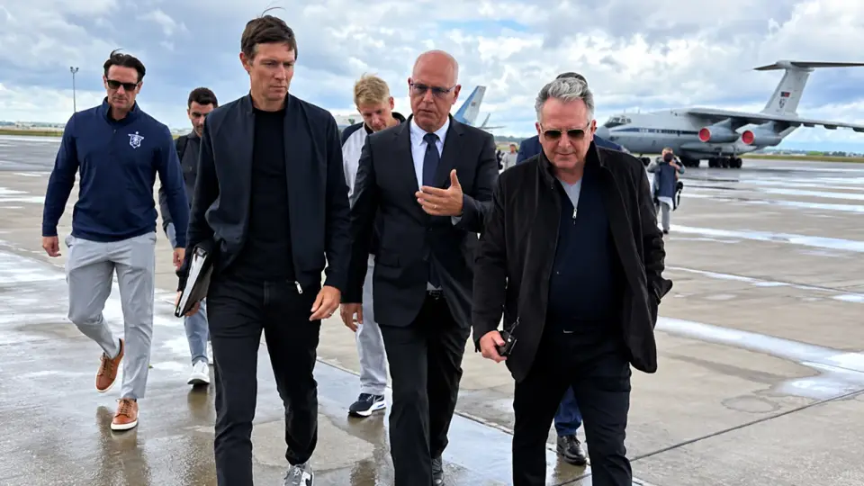 US Envoys Land in Moscow as Russian Bombs Hit Ukraine Airports