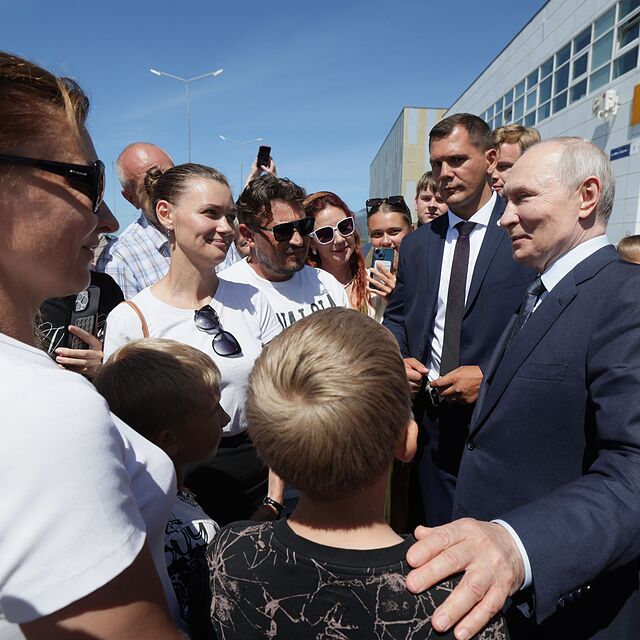 Putin Steps Onto Disputed Kurils as Japan Warns Russia Over ‘Unacceptable’ Visit