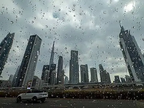 UAE Weather Turns Unsettled Again as Rain Hits Al Ain and Shawkah