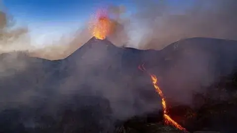 Indonesia Volcano Eruption Strands 150,000 Passengers as Eight Airports Close