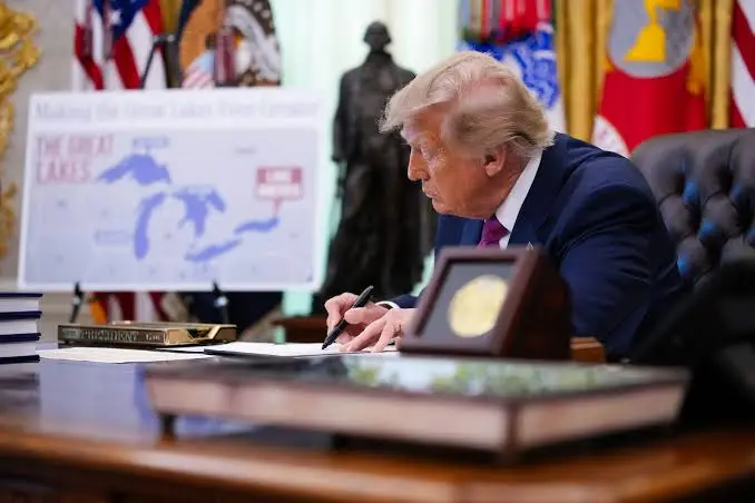 Trump Signs Russia Sanctions Bill, But Keeps Door Open for Strategic Deals