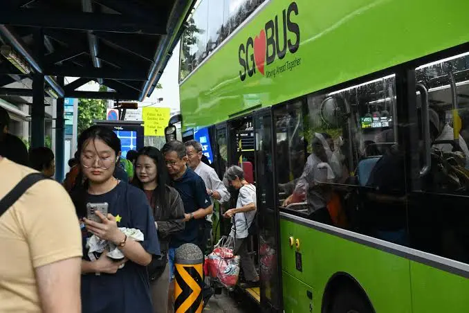 Singapore Bus Passengers Face S$500 Fines for Loud Music, Feet on Seats
