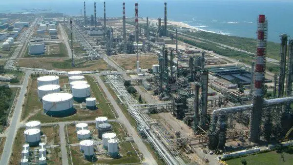 Dangote Refinery Pushes Nigeria’s Petrol Imports Down as Local Supply Hits 71%