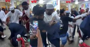 See the moment a fans almost got Davido injured and agg*****sively held on to his legs while he was walking